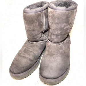 Like New Beautiful Suede UGG Boots, Size 8 Grey Mid Calf Lined with Sheep Fur
